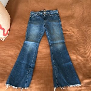 MOTHER ‘The Weekender’ Flared Fray Jean in ‘Walking on Coals’ wash sz 32.